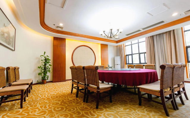 Jiayushan Lake Hot Spring Resort Hotel