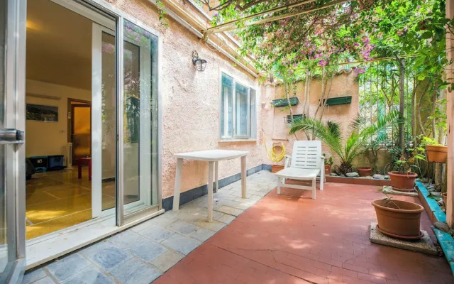 Bright Flat with Terrace near the Beach