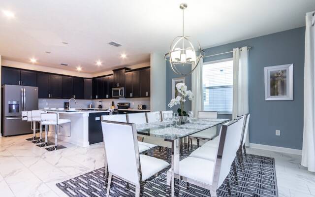 6 Bedroom 5 Bathroom Vacation Home