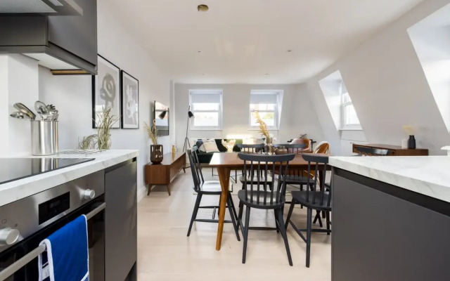 The Margravine Maisonette - Modern & Bright 2BDR Flat