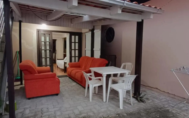 Apartamento térreo com ar condicionado bem localizado