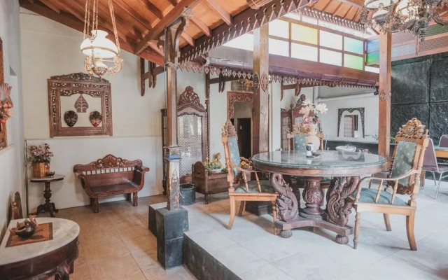 RedDoorz near Galeria Mall 2