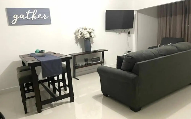 Modern Luxury 1BR Condo in Kingston