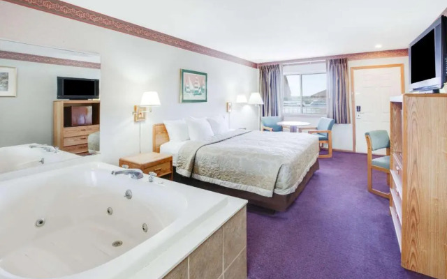 Super 8 Macknaw City/Beachfront Area