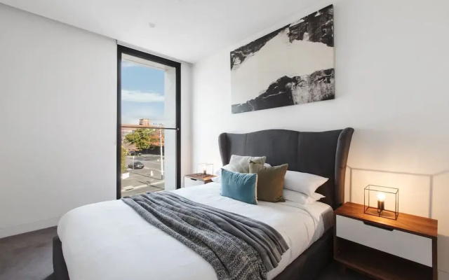 Chic 1-bed With a Sleek Balcony Near Shops