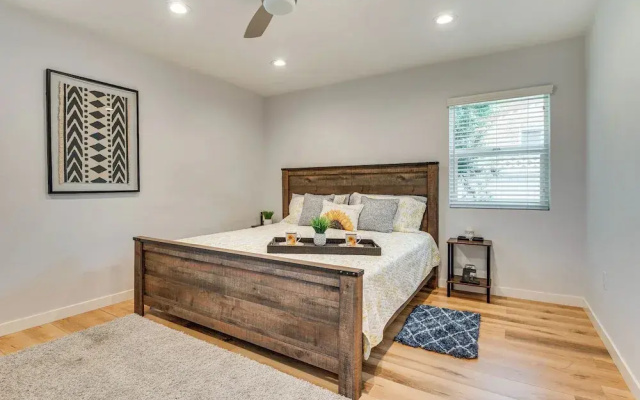 4 Mi to Sofi Stadium, Fenced Yard: Modern Retreat!