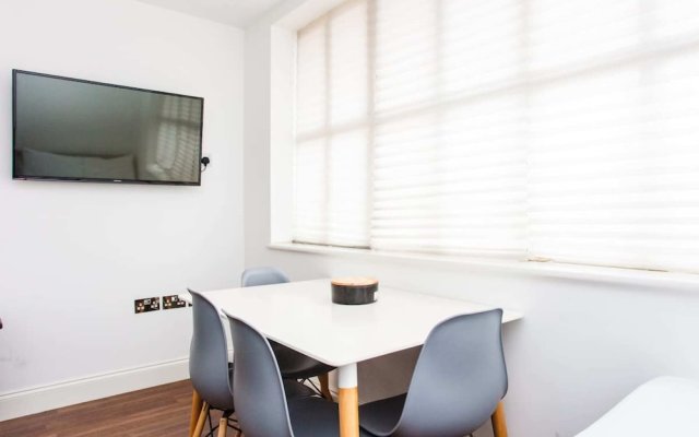 Energised Apartment With Gym in Brent Park