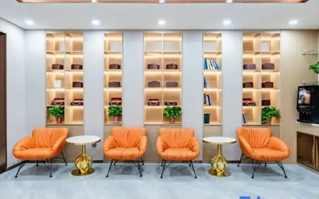 Yaji Hotel (Urat Qianqi Railway Station Tianyi Commercial Building)