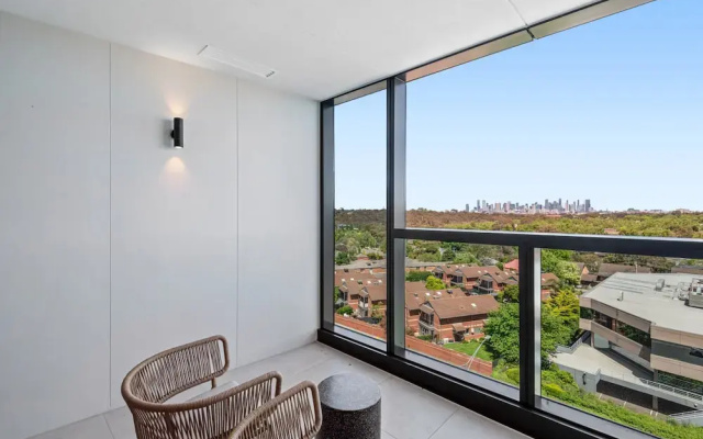 Stunning 1-bed With City Views and Amenities