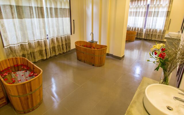 Tropical  Beach Hoi An Resort