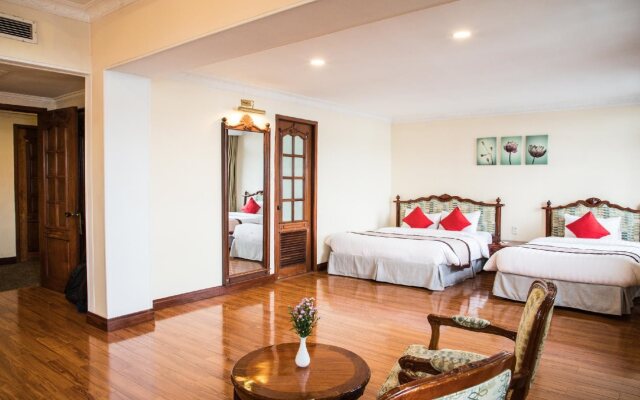 Riverside Hotel