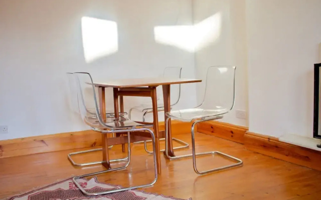 Spacious 2 Bedroom Apartment Near Holyrood Park