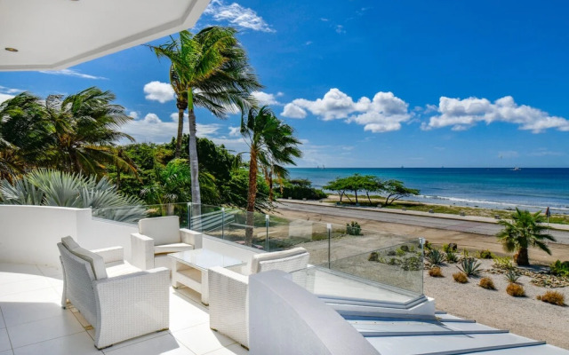 Ocean Front 7-bedroom 7-bath Sunset Views Malmok!