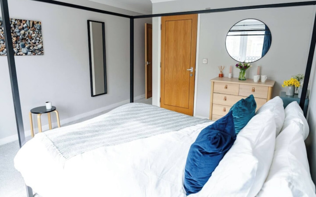 Modern Margate Apt 2BR En-suite Parking by Adliv