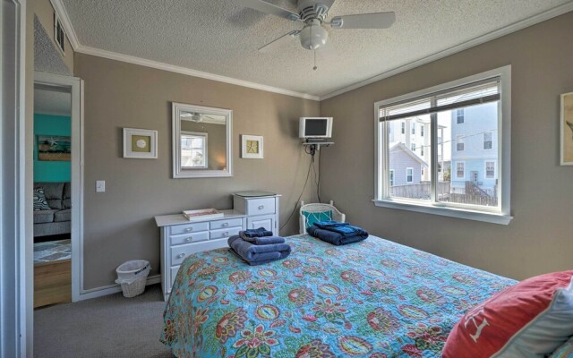 Condo w/ Balcony & Pool: Walk to 2 Beach Accesses!