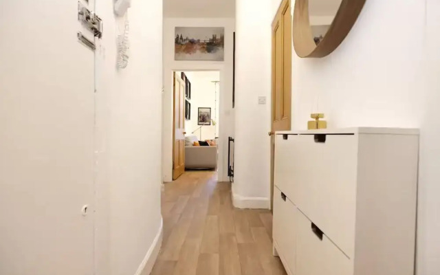 Bright and Modern Flat with desk