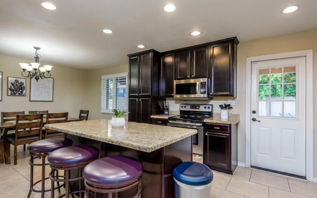 New Spacious Updated 5 Bedroom Home Pool