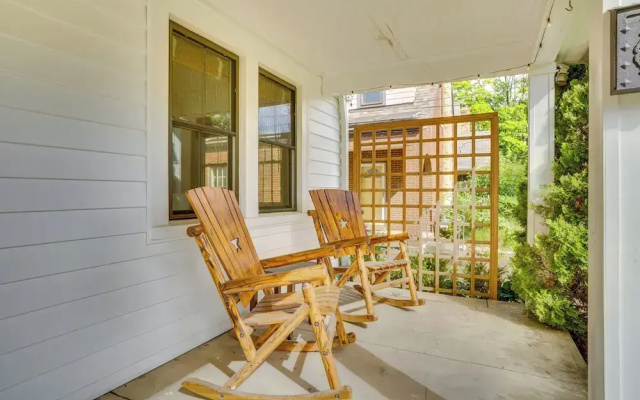 Charming Louisville Retreat w/ Patio & Fireplace!