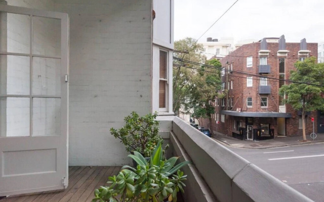 Spacious Art Deco Apartment in Darlinghurst