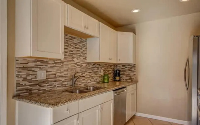 Stylish Condo With Golf Course Views