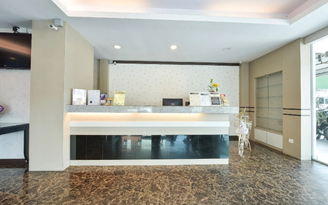 Capital O 516 Grand CT Hotel