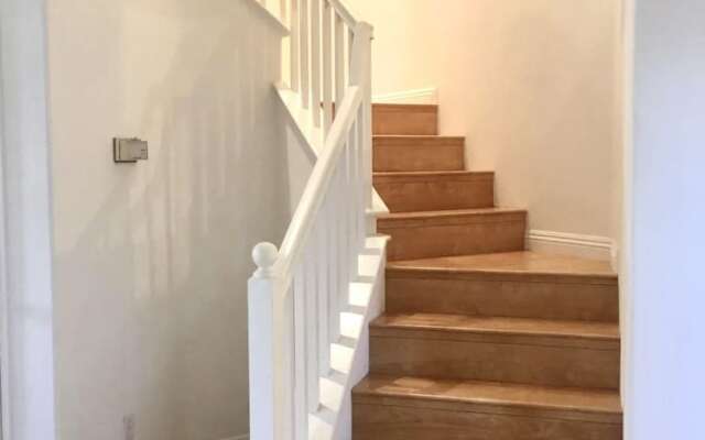 Beautiful 3 Bedroom Townhome in Irvine