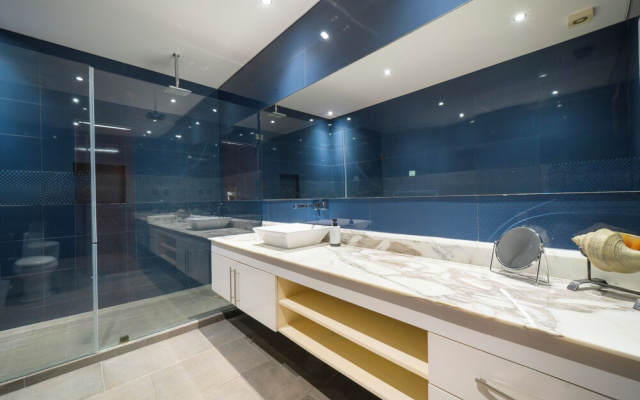 3 BR Condo with Rooftop Pool - Love 203