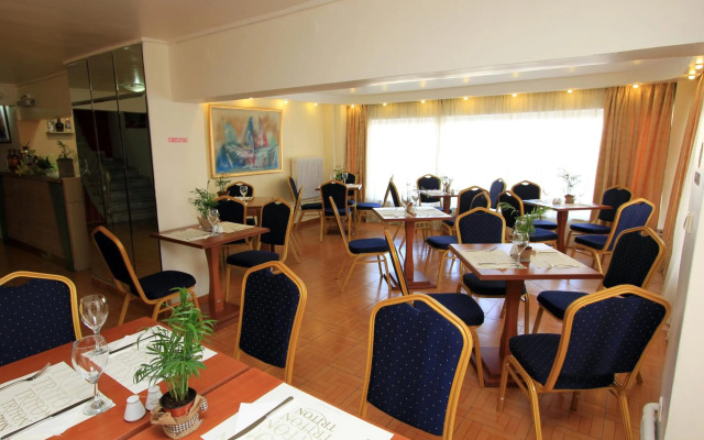 Hotel Triton