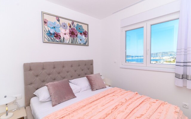 Luxury 90 m2 Apt.w.balcony & Spectacular sea View