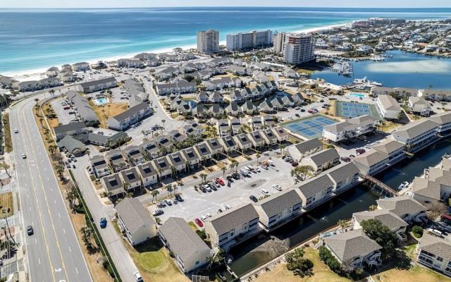 SPC 2013 is a Pet Friendly Upstairs 1 BR with Seasonal Beach Setup by RedAwning