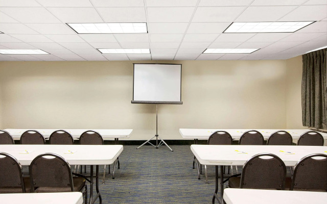 Days Inn & Suites by Wyndham Houston North/Aldine