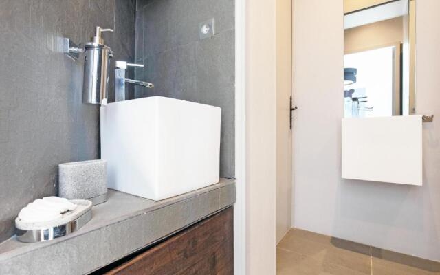 Palais Area: Modern 4 Bedrooms/ 4 Baths