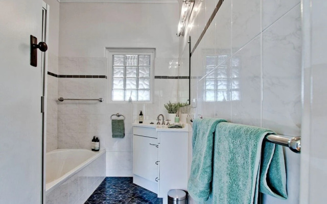 Adelaide Beachside 4 Bedroom House With Parking