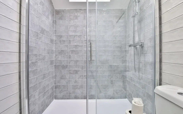 Modern 2 Bed House - Sleeps 4