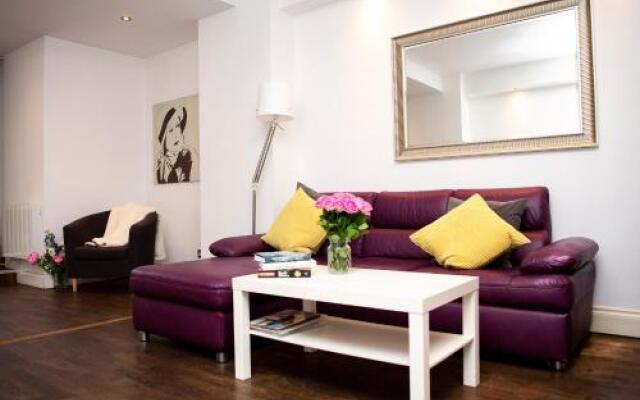 Apt 1, Trafalgar Square (1St Floor)