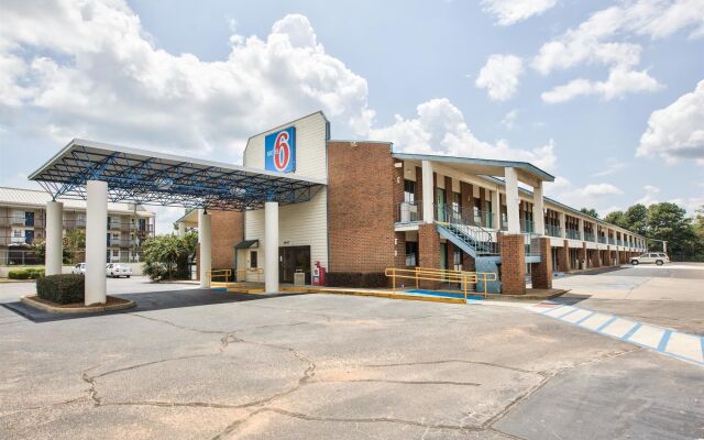 Motel 6 Dothan, AL