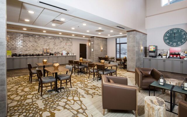 Pomeroy Inn & Suites Prince George