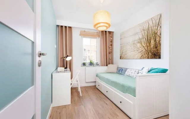 Marine Apartment 9B by Renters