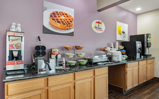 Super 8 by Wyndham Emmetsburg