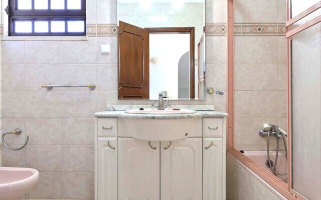 Spacious 4 Bedroom Villa, Private Pool, Free air Conditioning and Wifi
