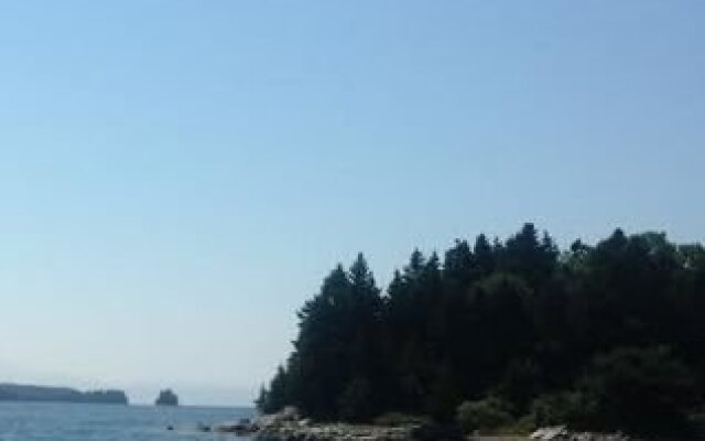 Baybreeze Motel & Cottages
