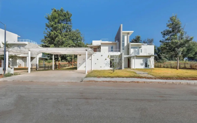 Royal County Villa by Stayjade