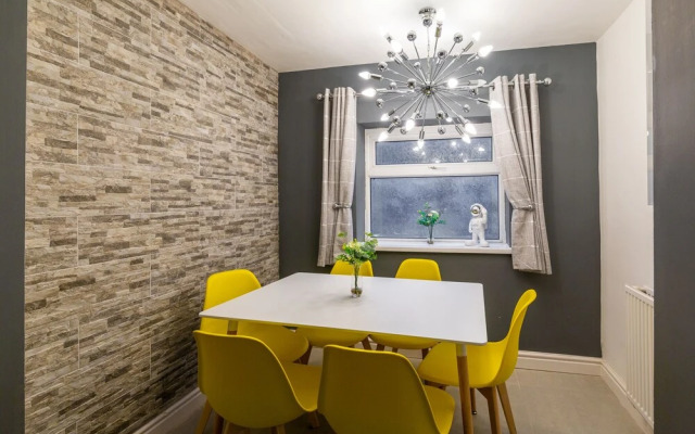 Lush Apartments 4 Bedroom House - Gilroy