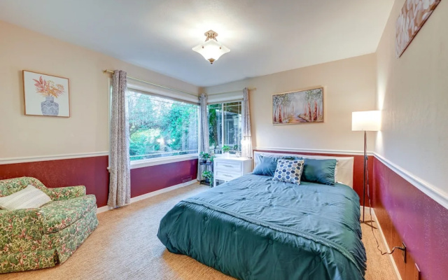 Enchanting Puyallup Home w/ Spacious Deck!