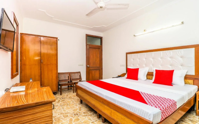 Preet Lodge Mohali by OYO Rooms