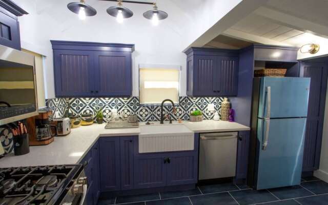 Dreamy Farmhouse In Studio City