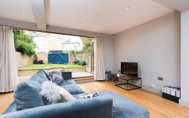 Stylish 1BR Garden Flat next to Emirates Stadium