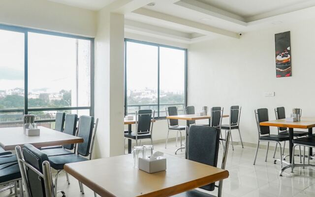 OYO 11551 Hotel Pioneer 2