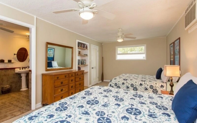 Helen's Beach House 6 Bedroom Home by RedAwning