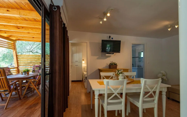 Mobile Home Rock Samphire 2